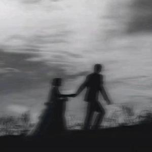 美女脱掉内裤让男人插射视频
